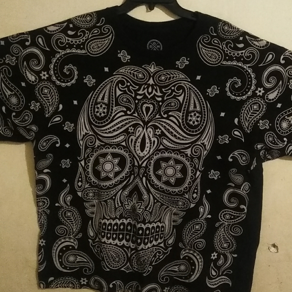 Black skull shirt